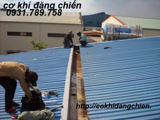 làm mái tôn tại quận 9 - thi công mái poly đặc lấy sáng