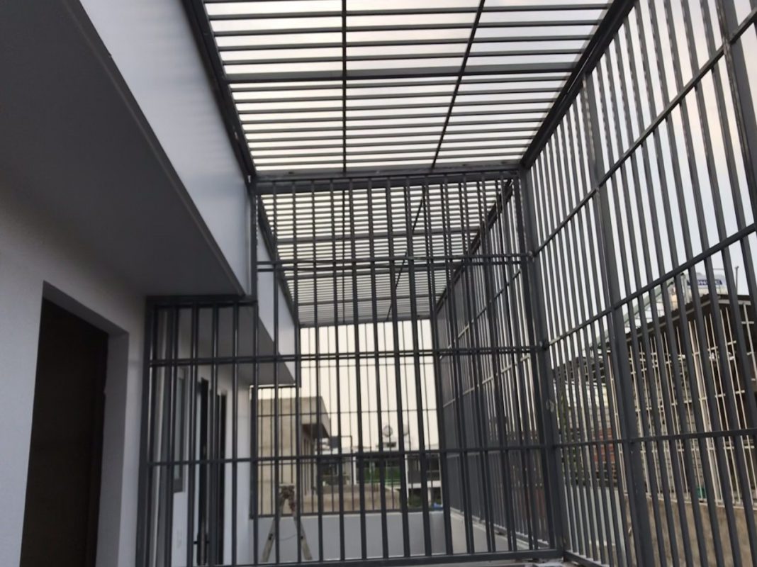 Thợ làm khung bảo vệ sắt tại Quận 10