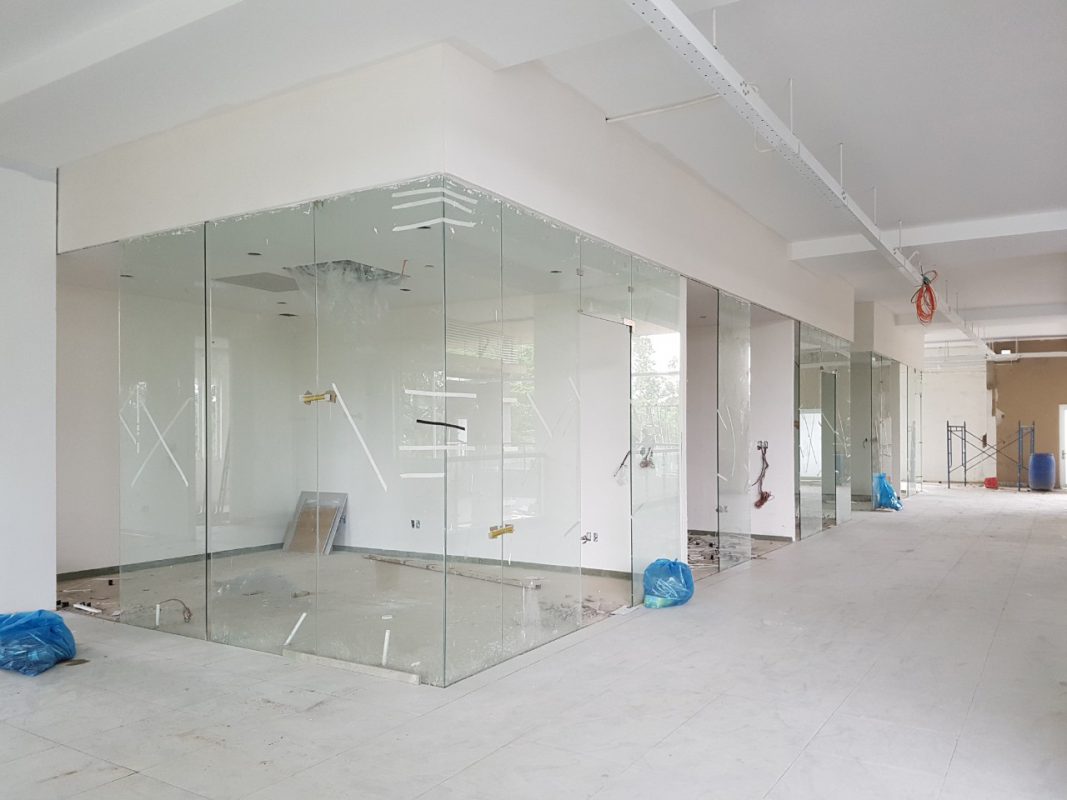 vách kính cường lực giá rẻ